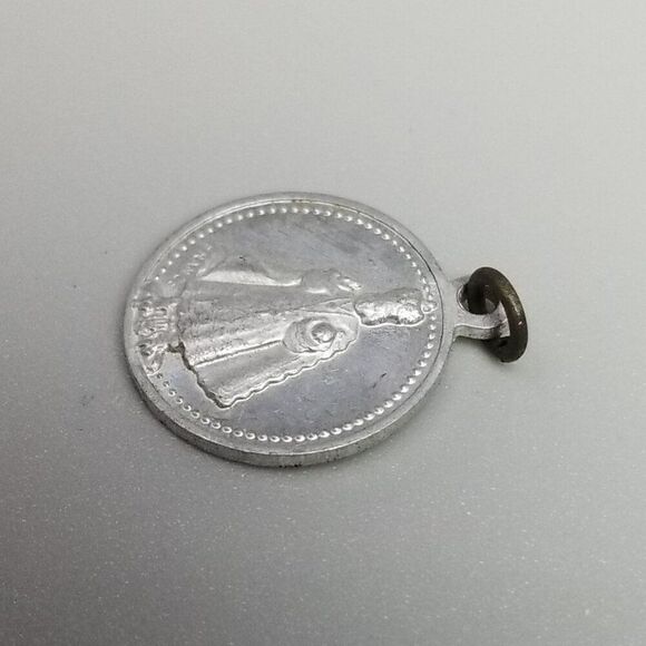 Vintage Miraculous Infant Jesus of Prague Pendant Charm Medallion, Silver Tone - Picture 3 of 7